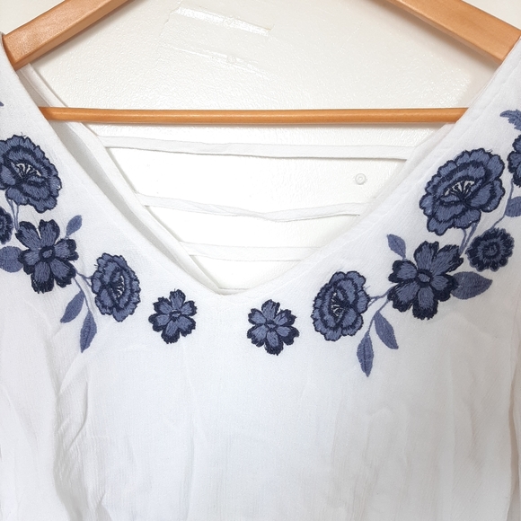 Hollister Embroidered Flower V Neck Open Back Bell Sleeve Blouse - Picture 3 of 5